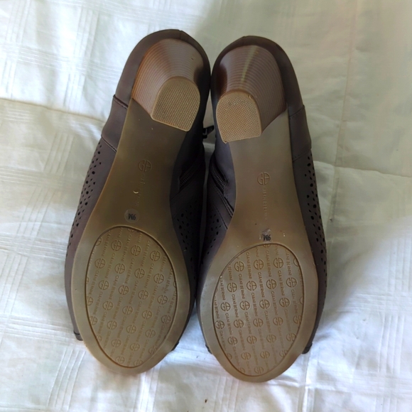 Giani Bernini Alanny Perforated Booties Peep Toe Taupe Chunky Heel Shoes, Sz 9 - Picture 4 of 5